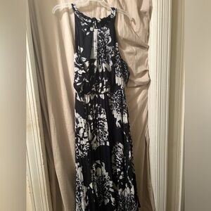 Sleeveless flowy halter neckline maxi dress